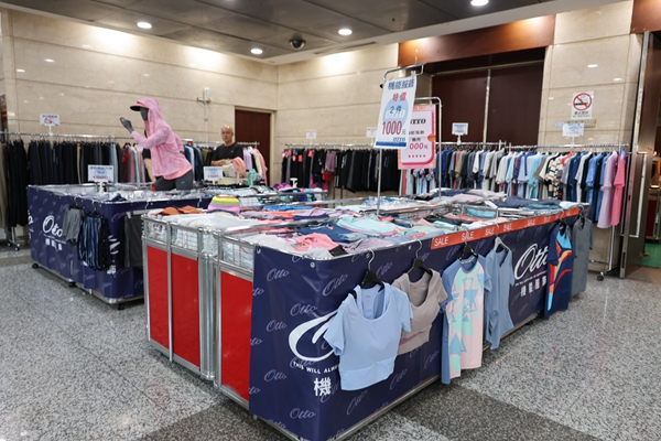 【雙北最大台灣廠拍】tokuyo按摩椅、夏普、名牌運動鞋、伊蕾服飾 181 【雙北最大台灣廠拍】tokuyo按摩椅、夏普、名牌運動鞋、伊蕾服飾