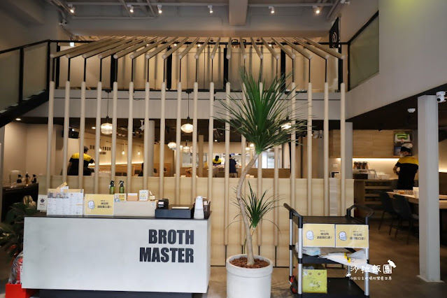 內湖人必吃火鍋『雞湯大叔(內湖店)』全雞湯為湯控而生/捷運西湖站 111 內湖人必吃火鍋『雞湯大叔(內湖店)』全雞湯為湯控而生/捷運西湖站