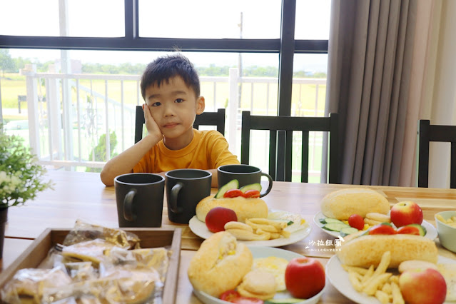 宜蘭恐龍民宿『哥德白色城堡』房間就有大恐龍迎接、露營車 96 宜蘭恐龍民宿『哥德白色城堡』房間就有大恐龍迎接、露營車