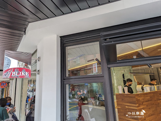 BLIKE台中最美奶茶店插旗東區延吉街,排了一小時才買到 5 BLIKE台中最美奶茶店插旗東區延吉街,排了一小時才買到