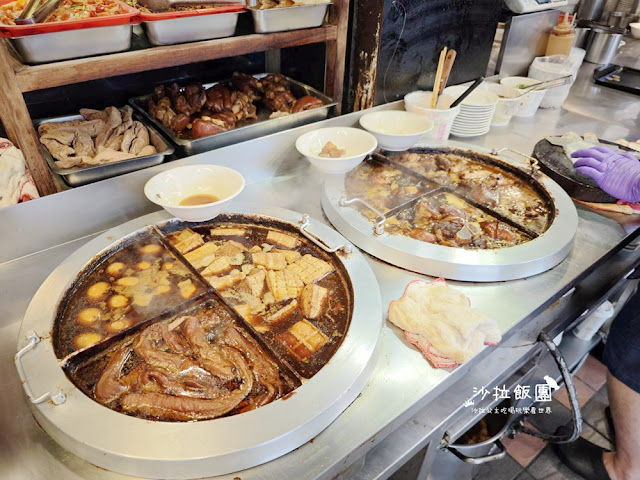 平日下午也要排隊『西門麵店』24小時營業,銷魂豬腳飯 5 平日下午也要排隊『西門麵店』24小時營業,銷魂豬腳飯