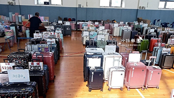 桃園龍潭渴望會館行李箱特賣會，行李箱最低990元起，有胖胖箱、前開式行李箱