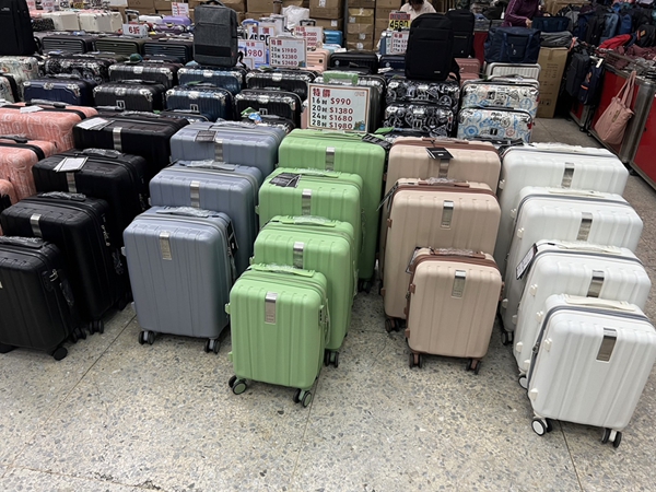 高雄鳳山行李箱特賣會,工廠直營廠拍,行李箱990元起,把握時間 2 高雄鳳山行李箱特賣會,工廠直營廠拍,行李箱990元起,把握時間