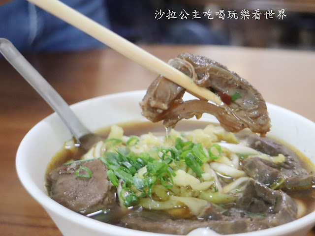 桃園美食/人氣排隊店『巧合珍牛肉麵(總店)』春日路/中藥湯頭/附停車場/老店 18 桃園美食/人氣排隊店『巧合珍牛肉麵(總店)』春日路/中藥湯頭/附停車場/老店