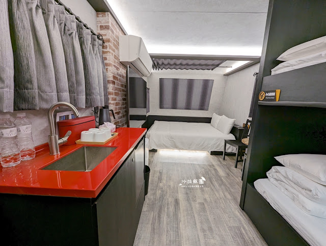 宜蘭恐龍民宿『哥德白色城堡』房間就有大恐龍迎接、露營車 86 宜蘭恐龍民宿『哥德白色城堡』房間就有大恐龍迎接、露營車